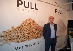 Piet Mertens op de stand van Pull Rhenen tussen de vermiculiet en perliet.